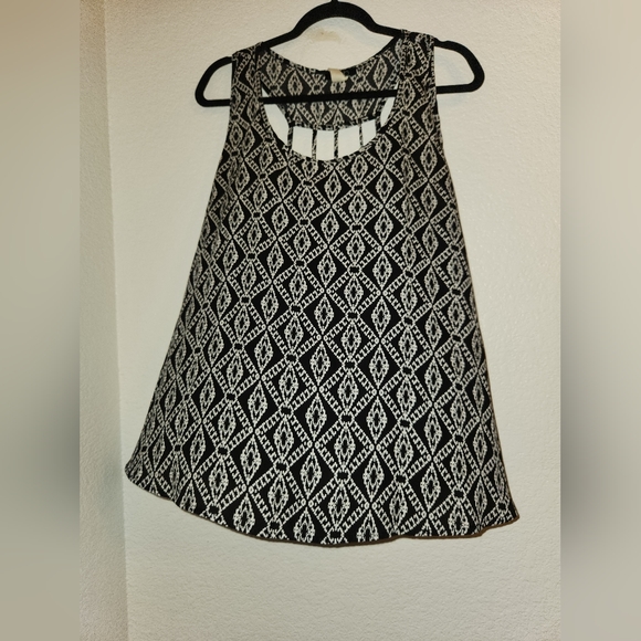 Deb flowy geometric shaped top with cage back Size 3X - Picture 2 of 6